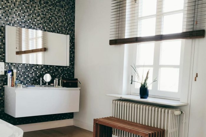 houten jaloezieën in Scandinavische badkamer